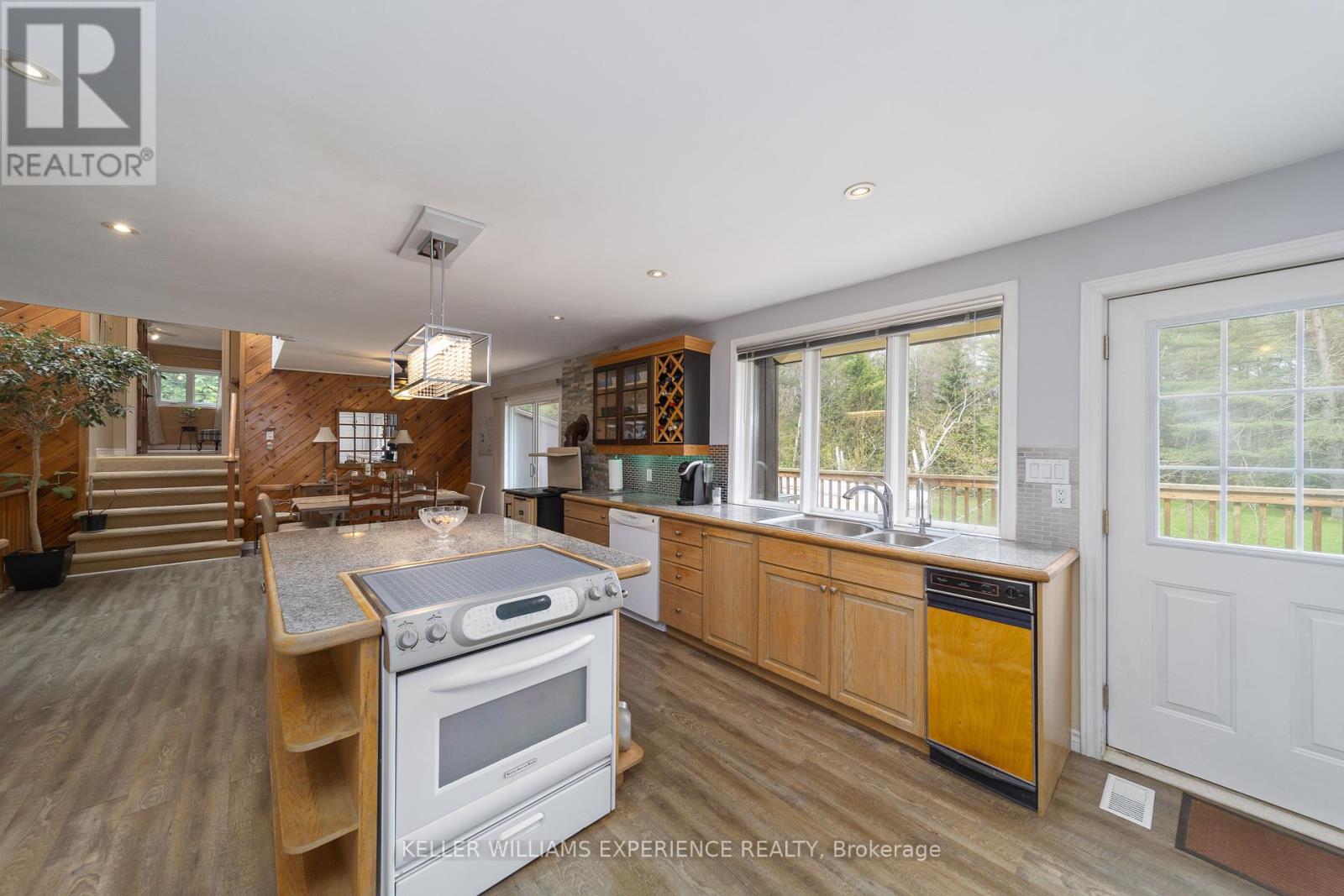 1936 Peninsula Point Road, Severn, Ontario  P0E 1N0 - Photo 7 - S12216207