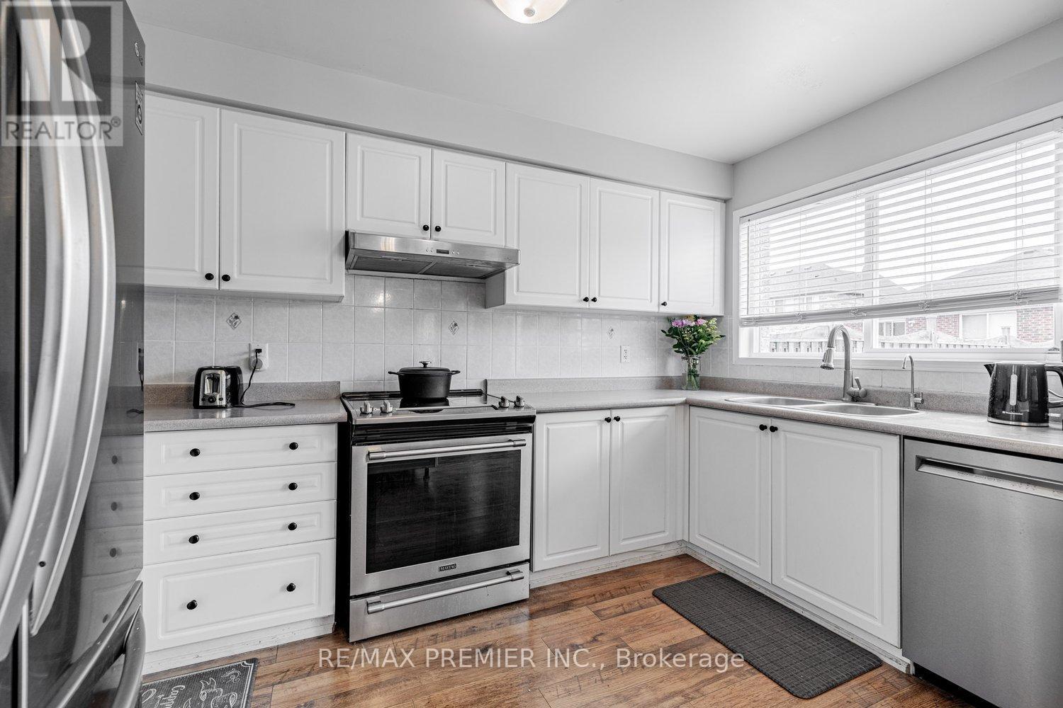 118 Tunbridge Road, Barrie, Ontario  L4M 6T1 - Photo 4 - S12216280