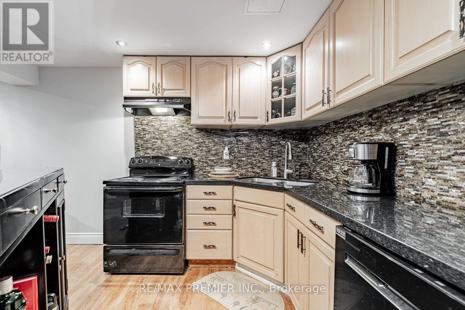 118 Tunbridge Road, Barrie, Ontario  L4M 6T1 - Photo 21 - S12216280