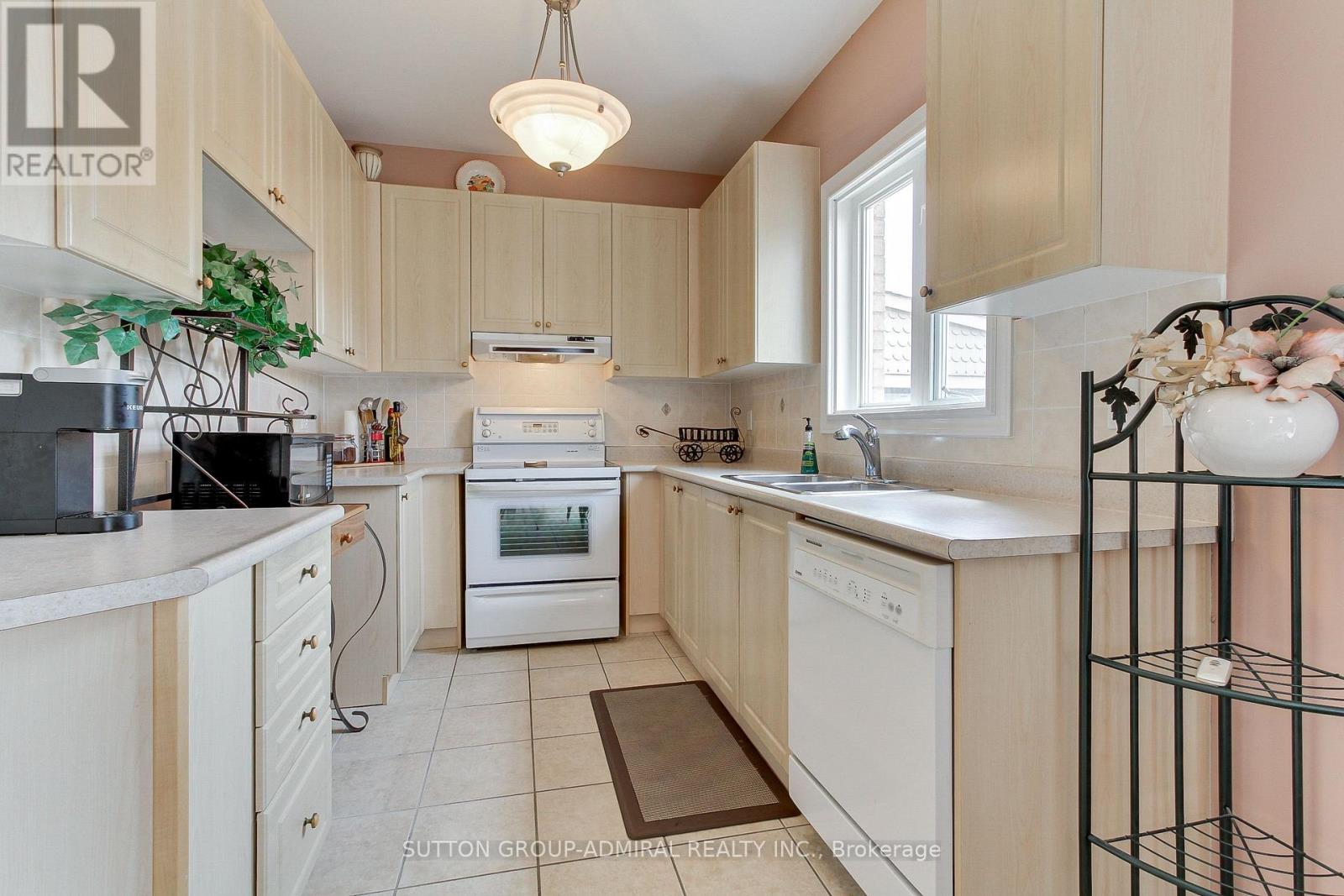 146 Village Gate Drive, Wasaga Beach, Ontario  L9Z 0J7 - Photo 10 - S12216442