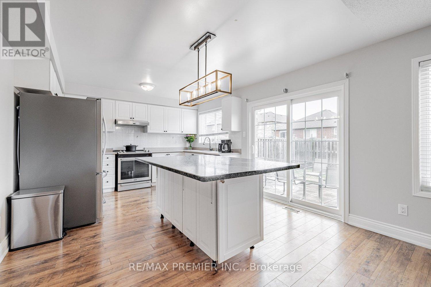 118 Tunbridge Road, Barrie, Ontario  L4M 6T1 - Photo 6 - S12216280