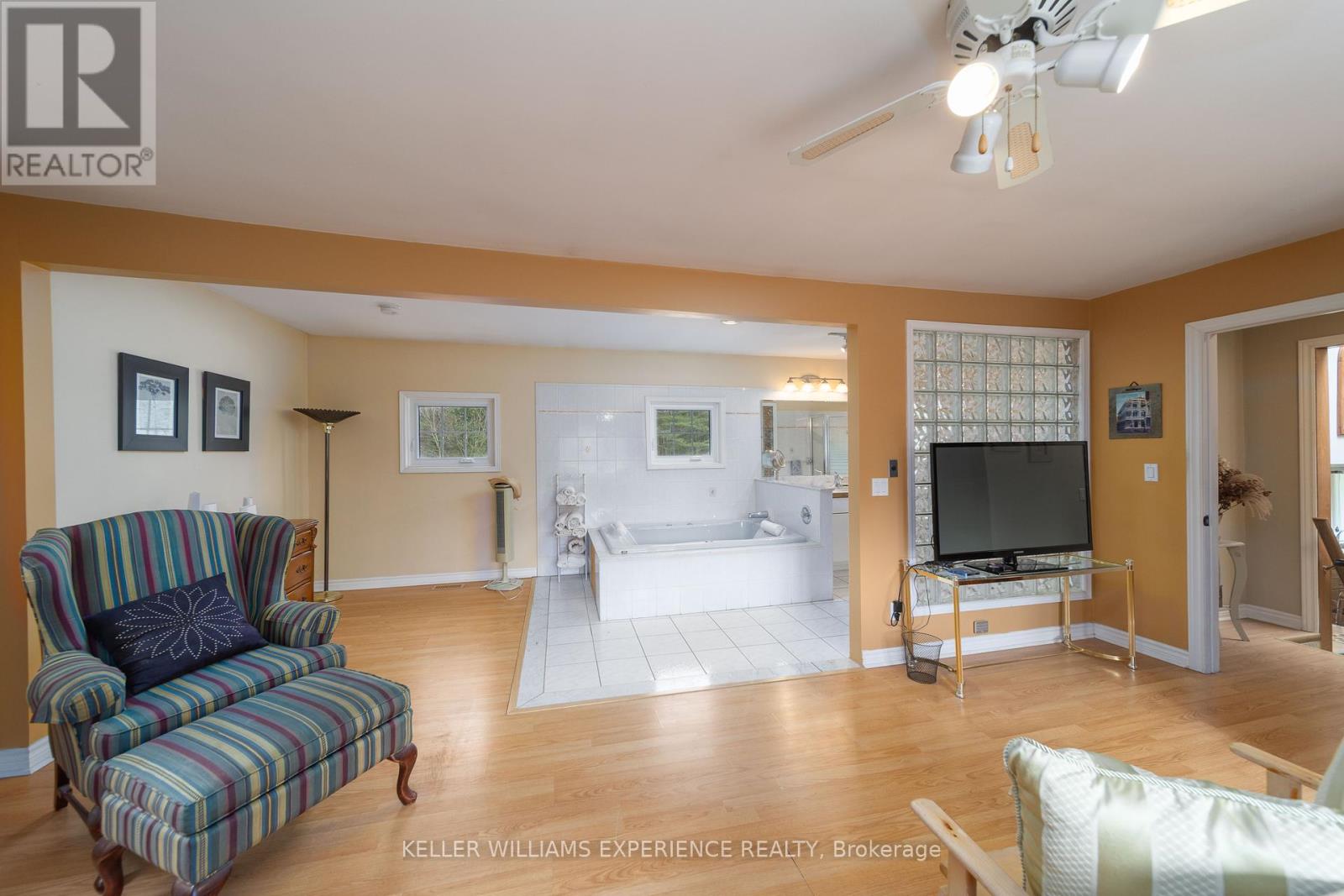1936 Peninsula Point Road, Severn, Ontario  P0E 1N0 - Photo 25 - S12216207