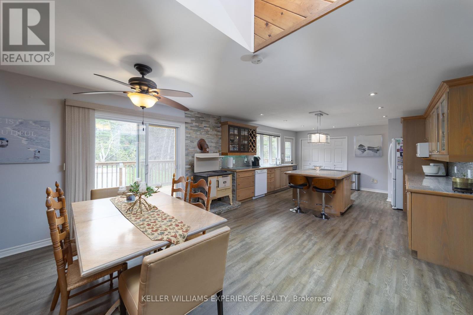1936 Peninsula Point Road, Severn, Ontario  P0E 1N0 - Photo 5 - S12216207