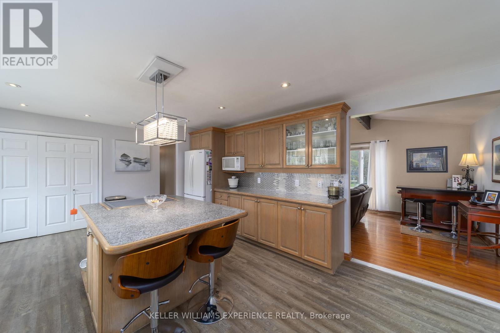 1936 Peninsula Point Road, Severn, Ontario  P0E 1N0 - Photo 9 - S12216207