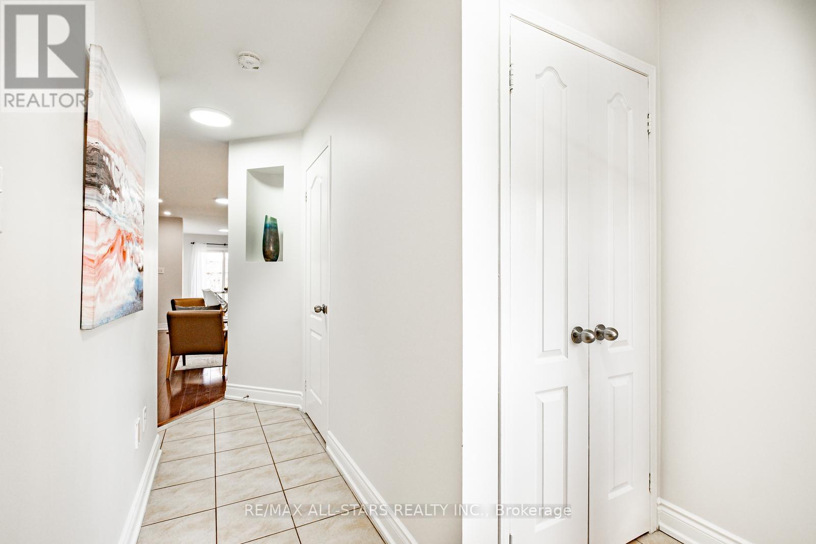126 Lake Louise Drive, Brampton, Ontario  L6X 4Z8 - Photo 5 - W12117824
