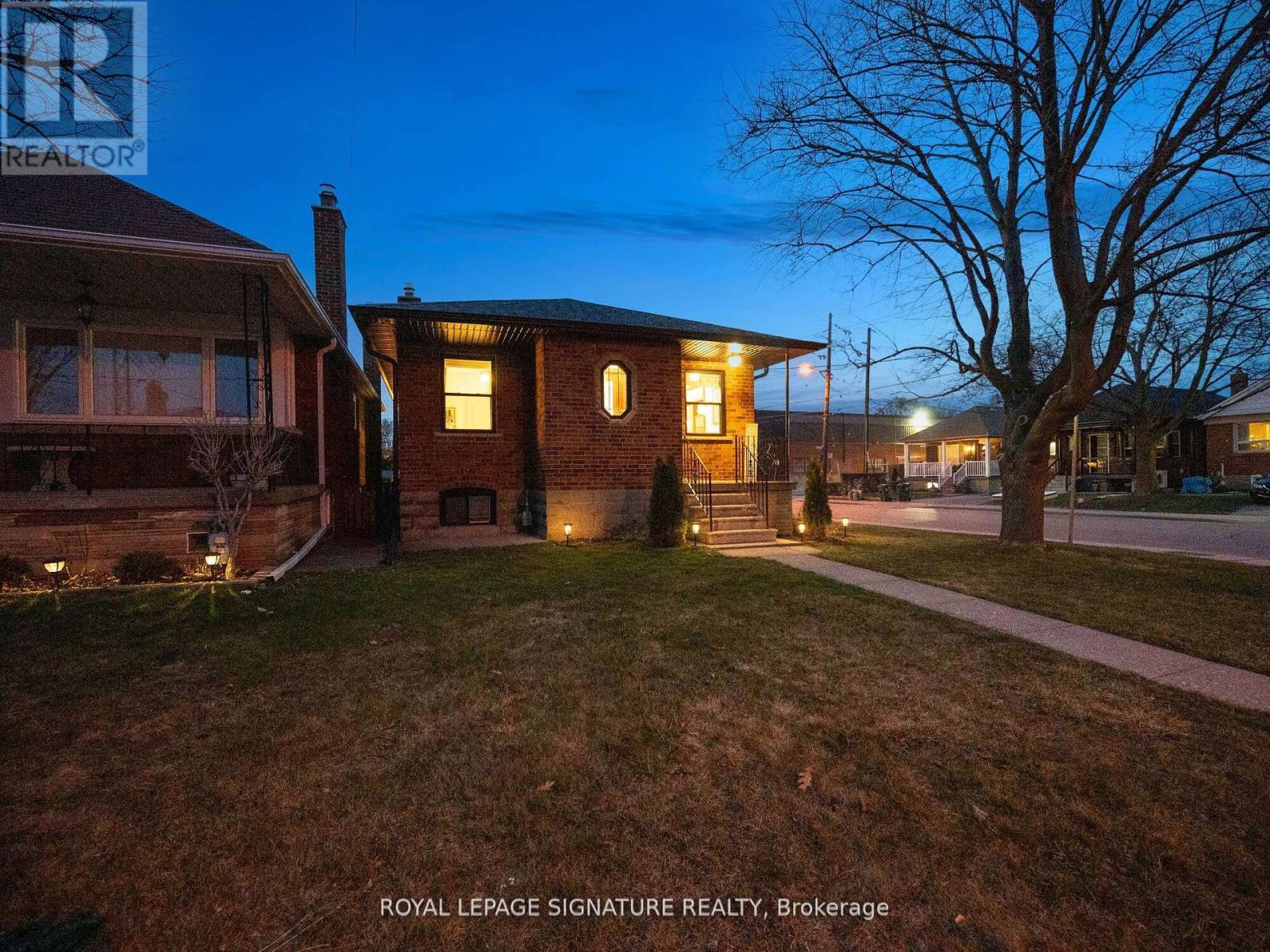 136 Schell Avenue, Toronto, Ontario  M6E 2T1 - Photo 5 - W12181367