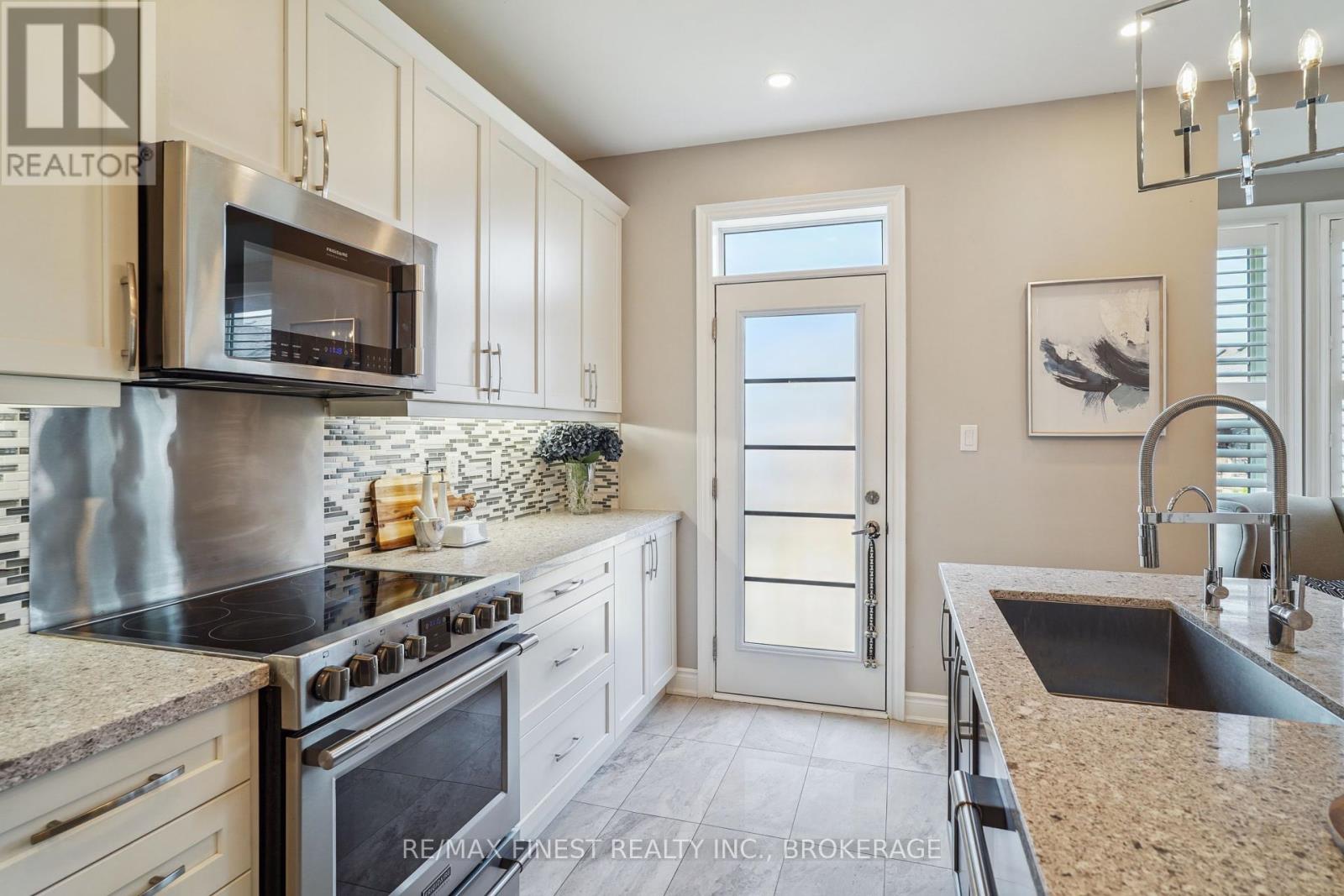 171 Frederick Pearson Street, East Gwillimbury, Ontario  L9N 0Y8 - Photo 11 - N12215973