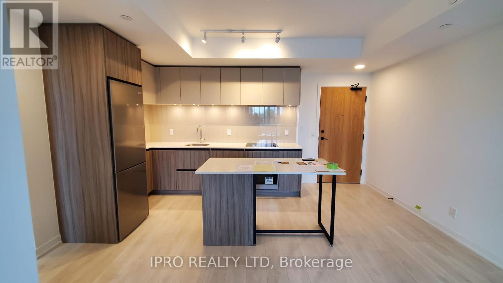 210 - 7950 Bathurst Street, Vaughan (Beverley Glen), Ontario  L4J 0L4 - Photo 2 - N12215899