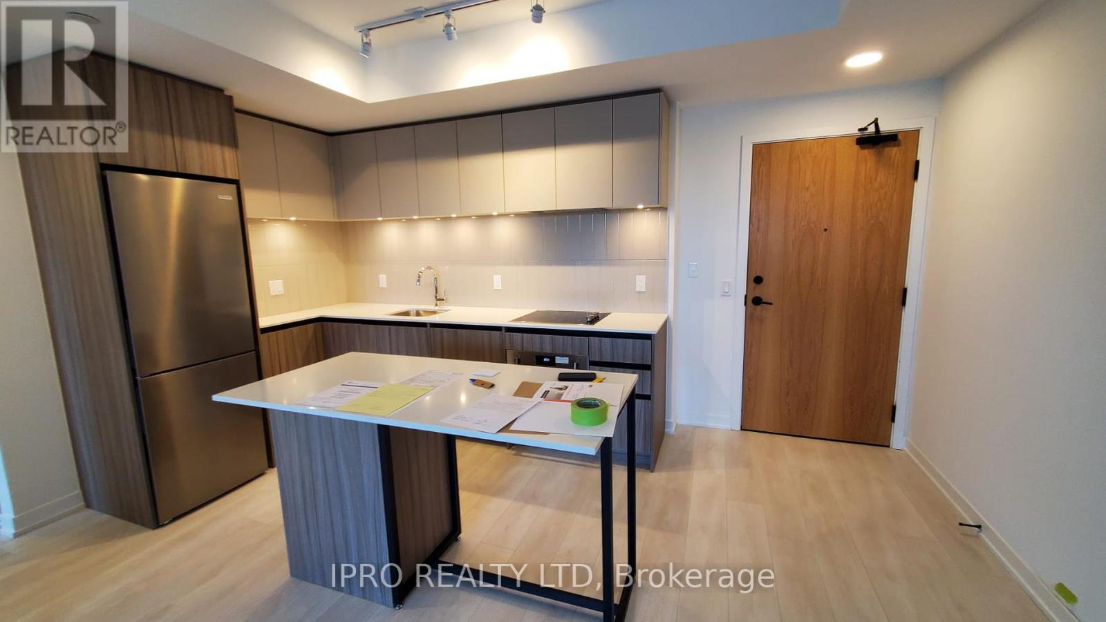210 - 7950 Bathurst Street, Vaughan (Beverley Glen), Ontario  L4J 0L4 - Photo 1 - N12215899