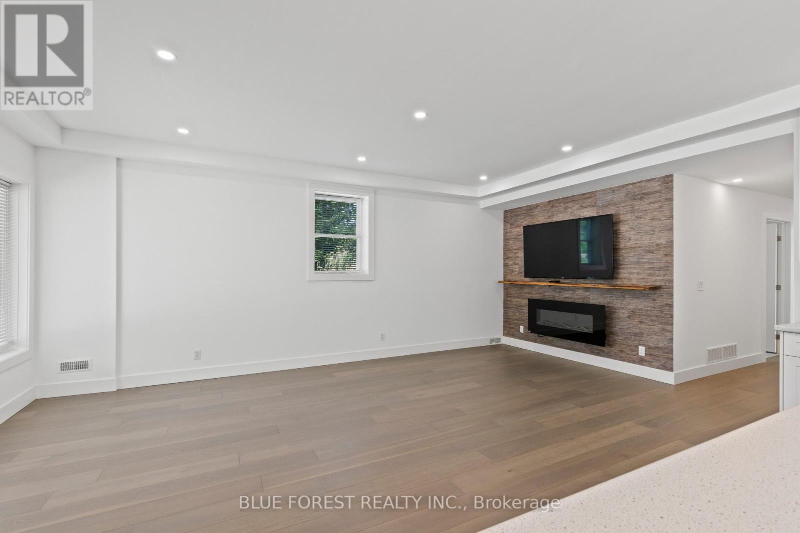 22676 Thames Road, Southwest Middlesex (Appin), Ontario  N0L 1A0 - Photo 6 - X12215997