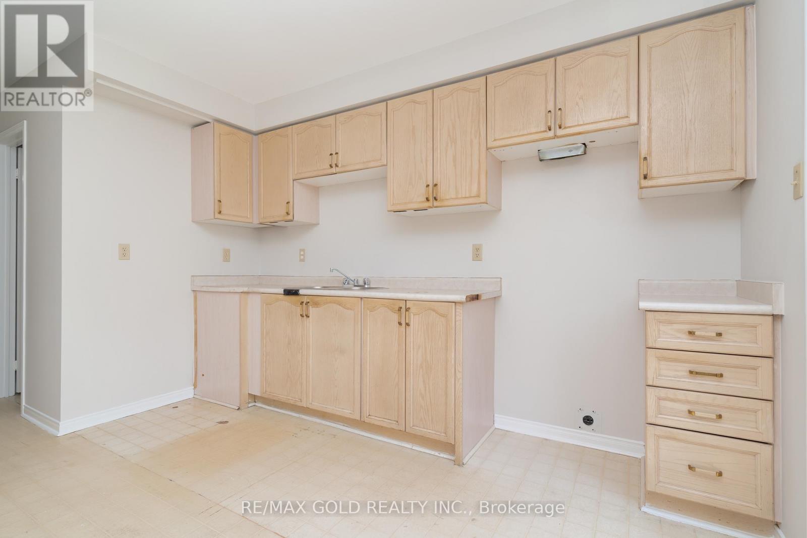 24 Banner Road, Brampton, Ontario  L6X 4K6 - Photo 10 - W12206226