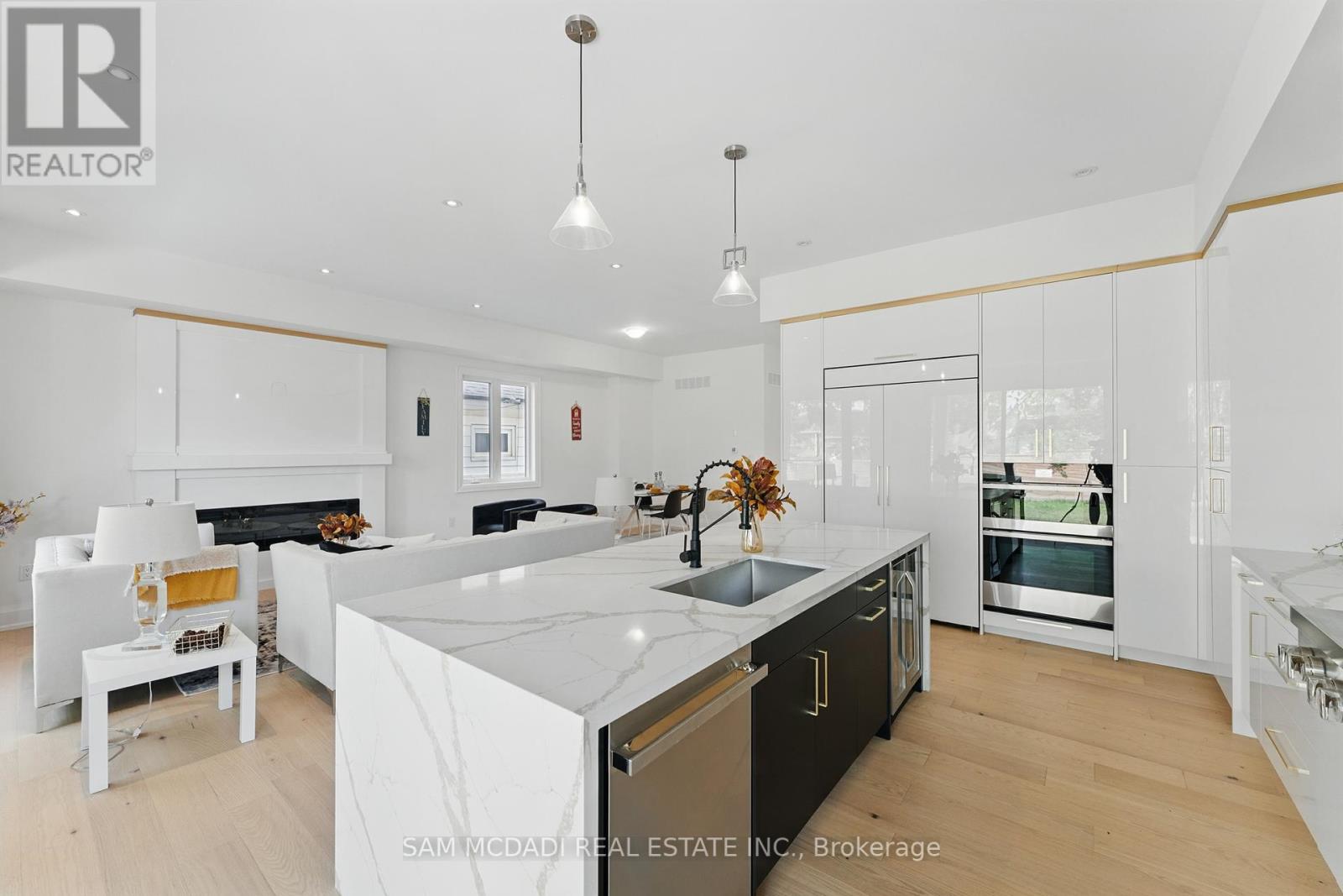1037 Meredith Avenue, Mississauga, Ontario  L5E 2C6 - Photo 14 - W12191005