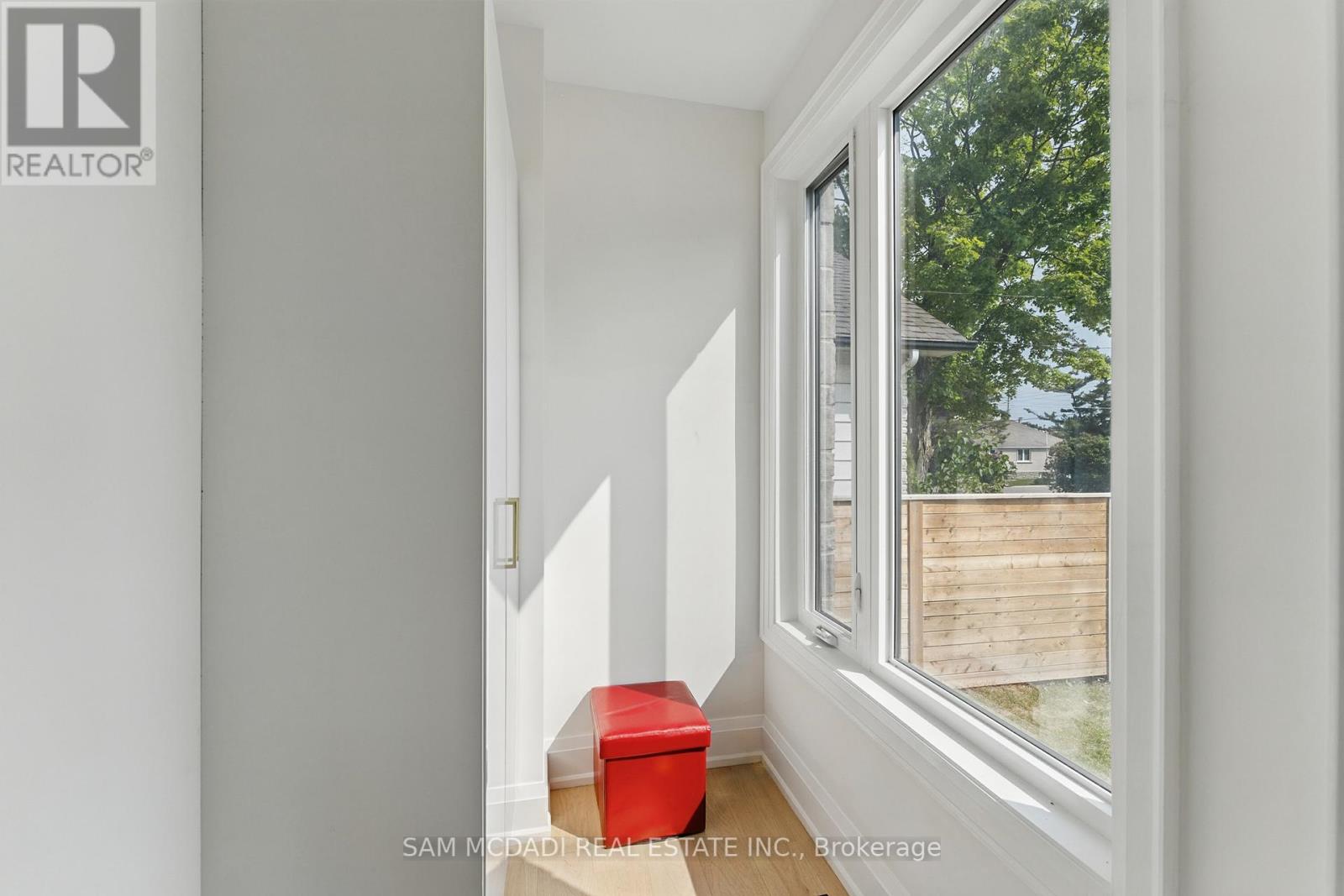 1037 Meredith Avenue, Mississauga, Ontario  L5E 2C6 - Photo 4 - W12191005