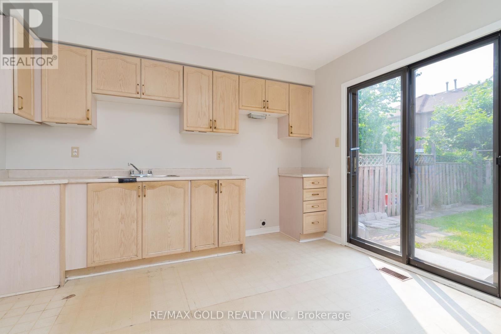 24 Banner Road, Brampton, Ontario  L6X 4K6 - Photo 9 - W12206226