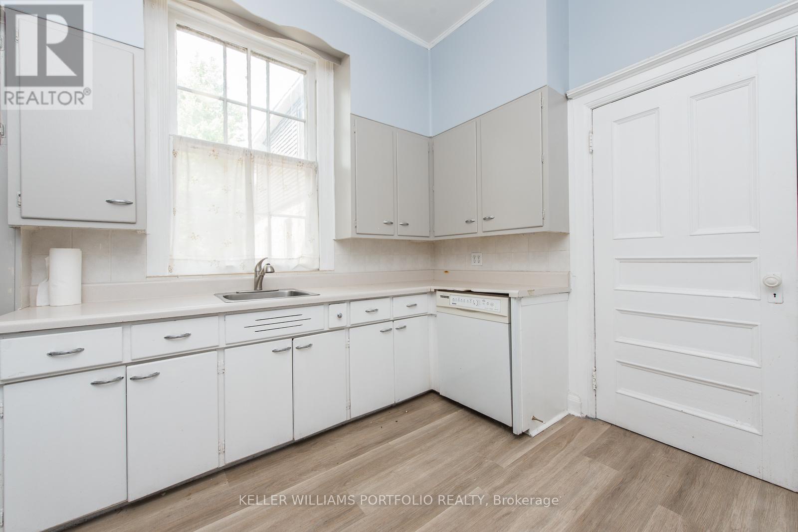 254 Evelyn Avenue, Toronto, Ontario  M6P 2Z9 - Photo 11 - W12215942