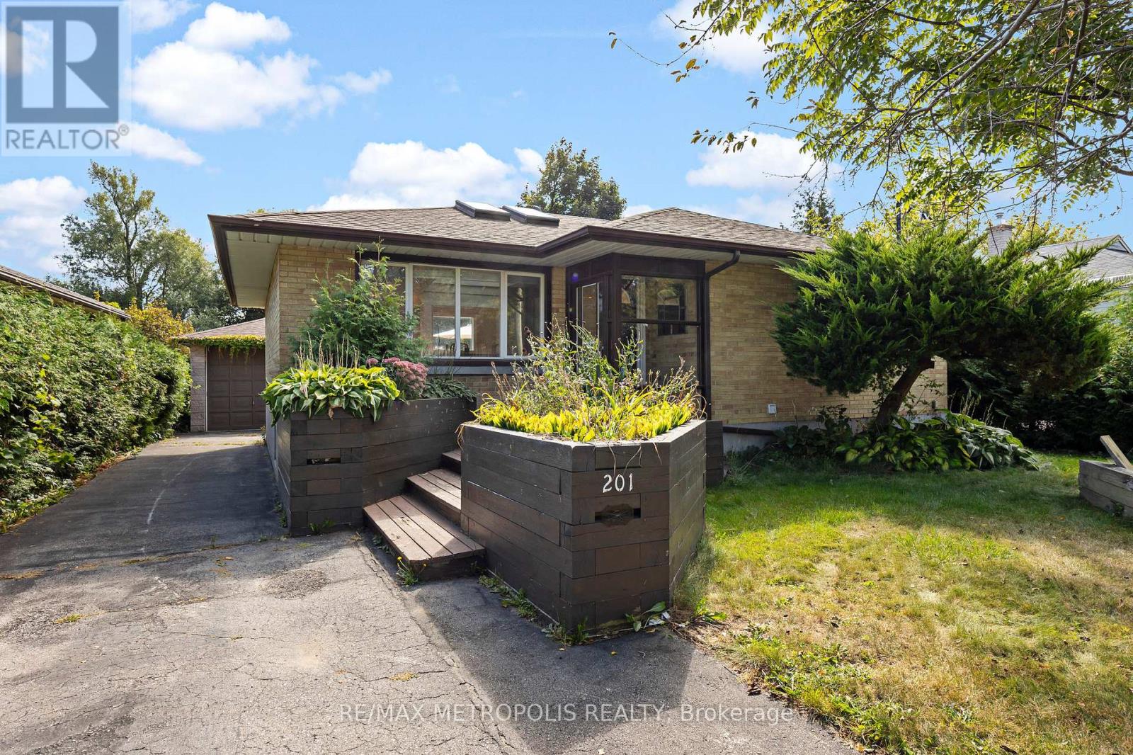201 Southlawn Avenue, Oshawa (Lakeview), Ontario  L1H 3Y5 - Photo 4 - E12215960