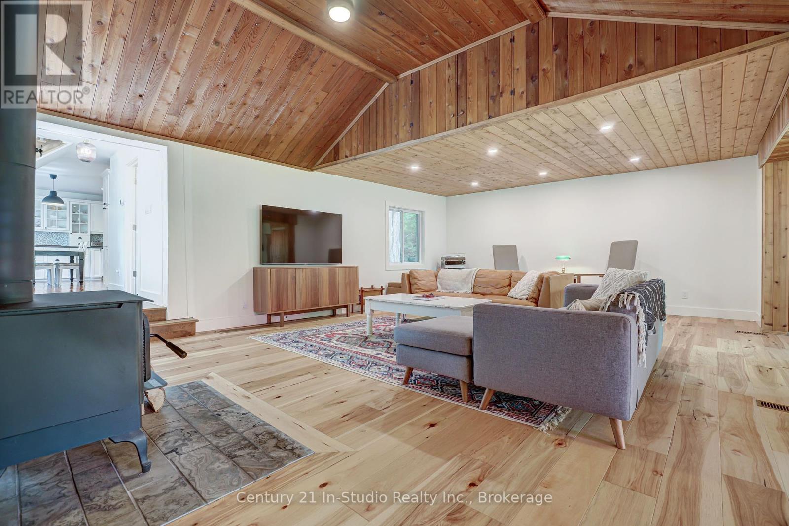 9 13th Avenue, South Bruce Peninsula, Ontario N0H 2T0 - Photo 11 - X12207867