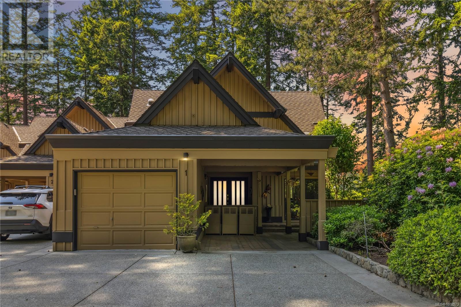 1 981 Fir Tree Glen, Saanich, British Columbia