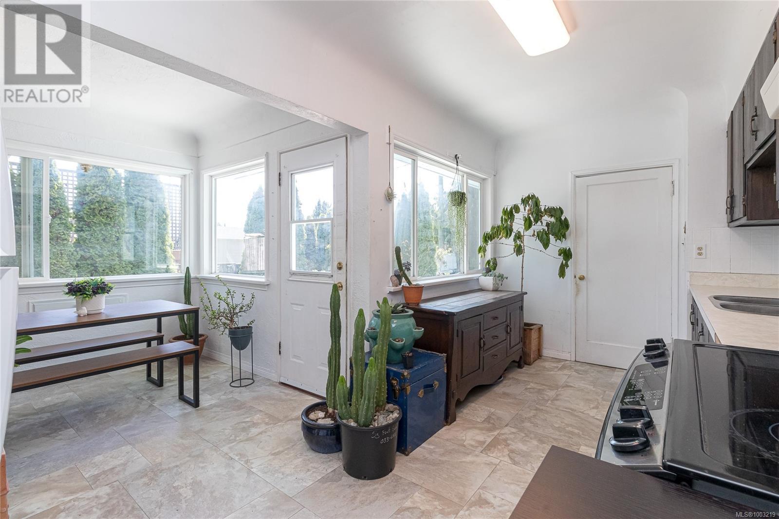 3228 Service St, Saanich, British Columbia  V8P 4M7 - Photo 14 - 1003219