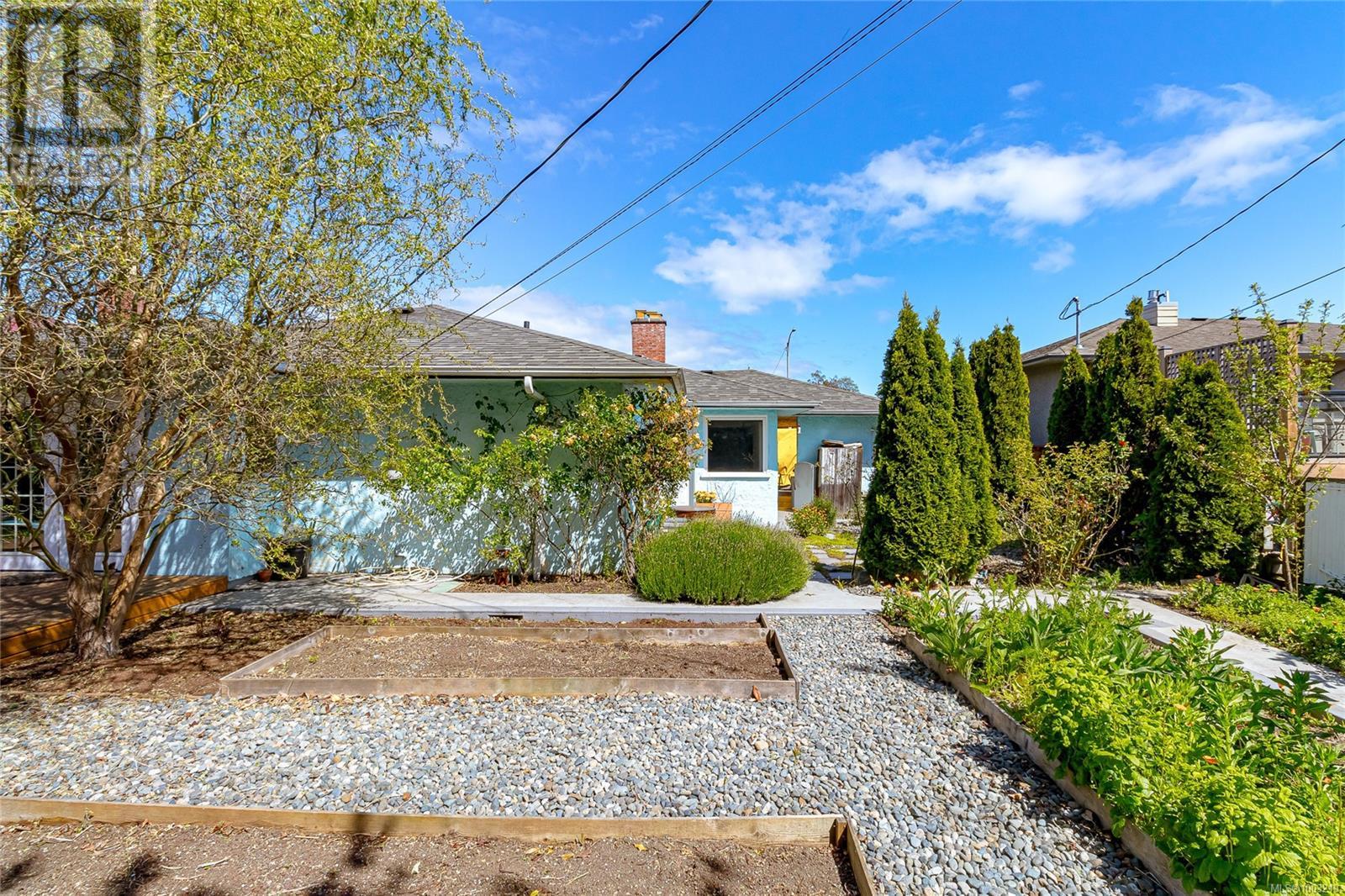 3228 Service St, Saanich, British Columbia  V8P 4M7 - Photo 37 - 1003219