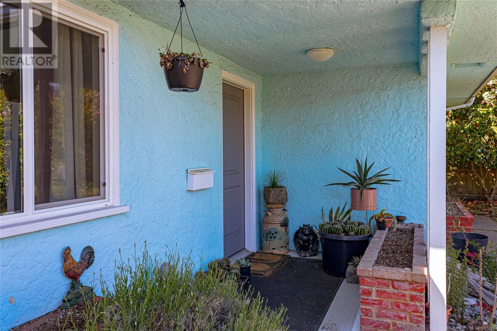3228 Service St, Saanich, British Columbia  V8P 4M7 - Photo 2 - 1003219