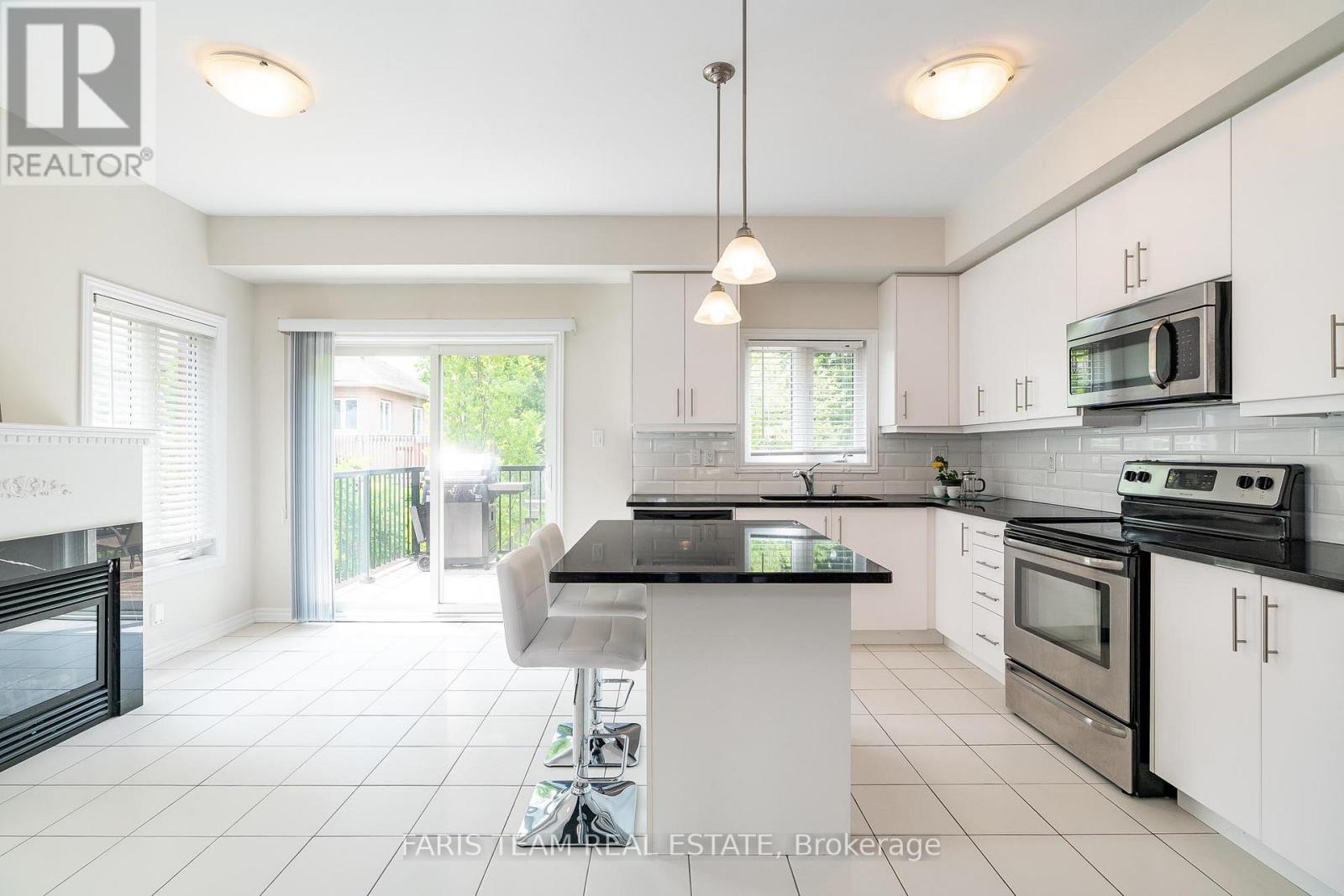 224 Appleton Court, Newmarket (Central Newmarket), Ontario  L3Y 0B8 - Photo 4 - N12216086