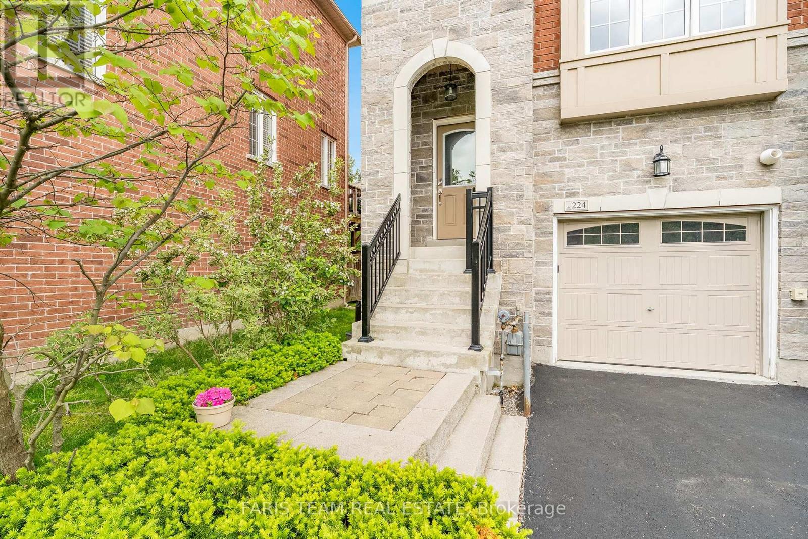 224 Appleton Court, Newmarket (Central Newmarket), Ontario  L3Y 0B8 - Photo 3 - N12216086