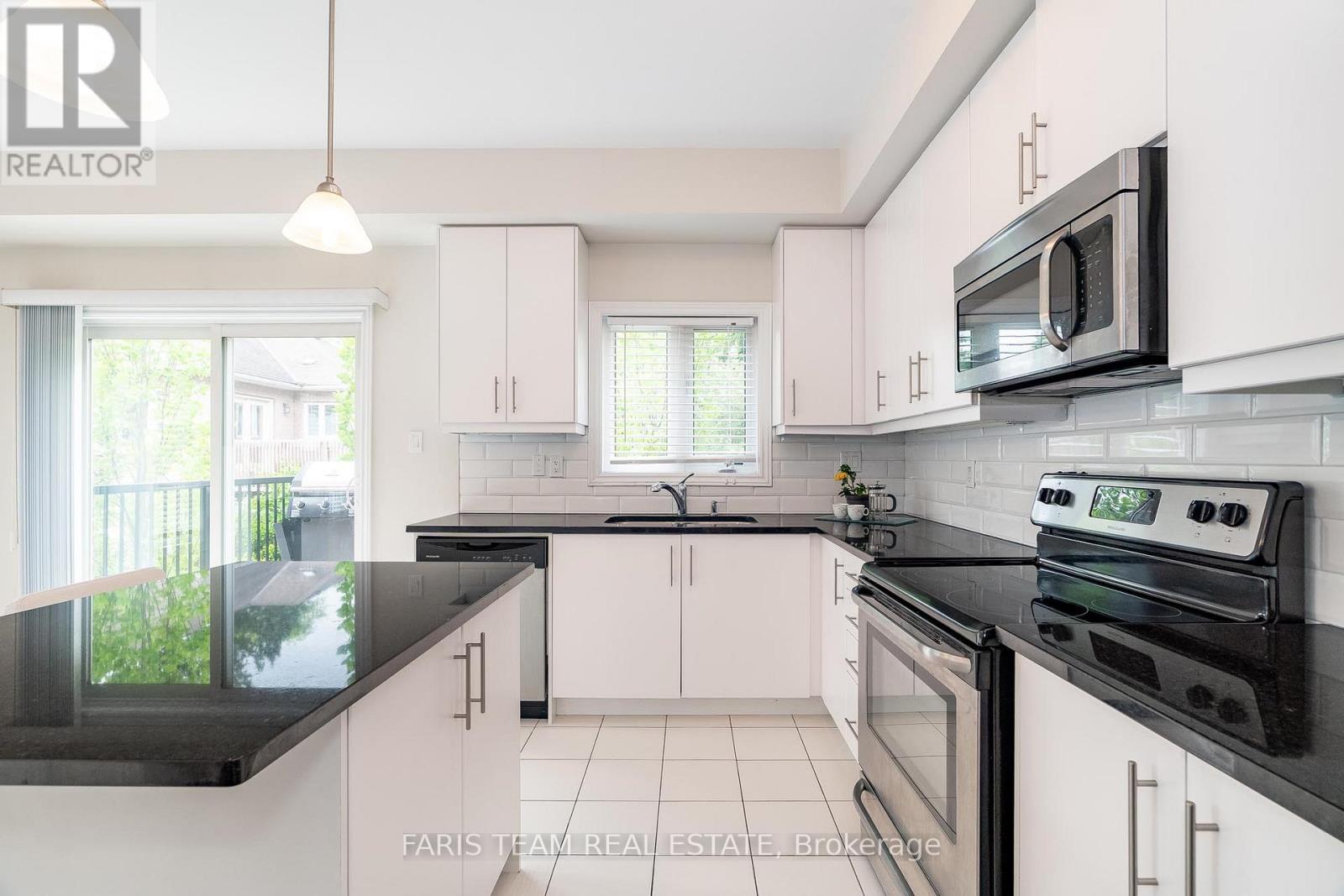 224 Appleton Court, Newmarket (Central Newmarket), Ontario  L3Y 0B8 - Photo 6 - N12216086