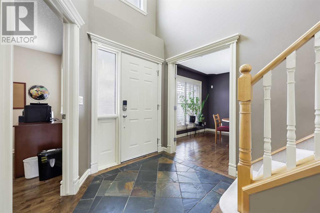 Property at 41 Strathridge Crescent SW image 4