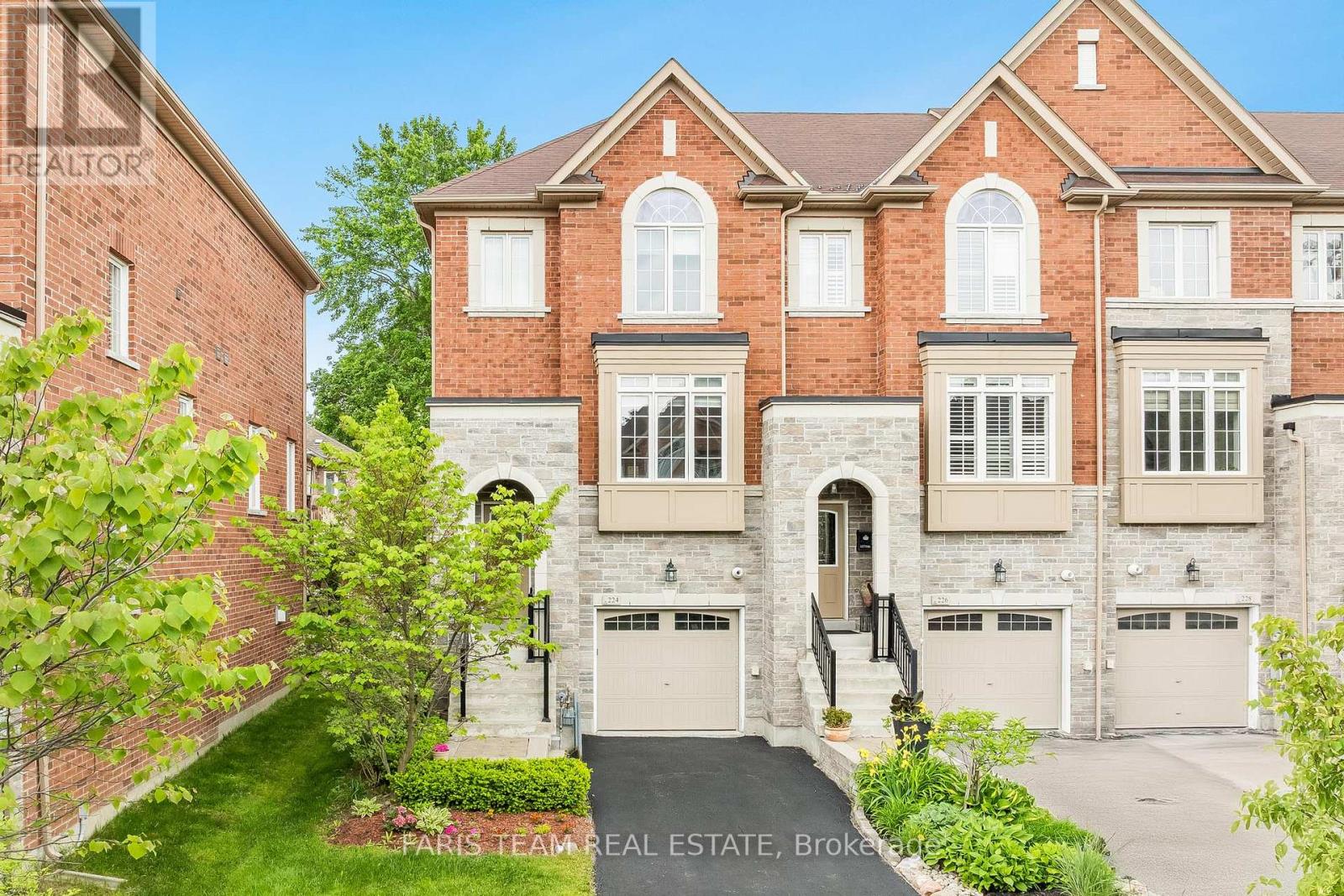 224 Appleton Court, Newmarket (Central Newmarket), Ontario  L3Y 0B8 - Photo 1 - N12216086