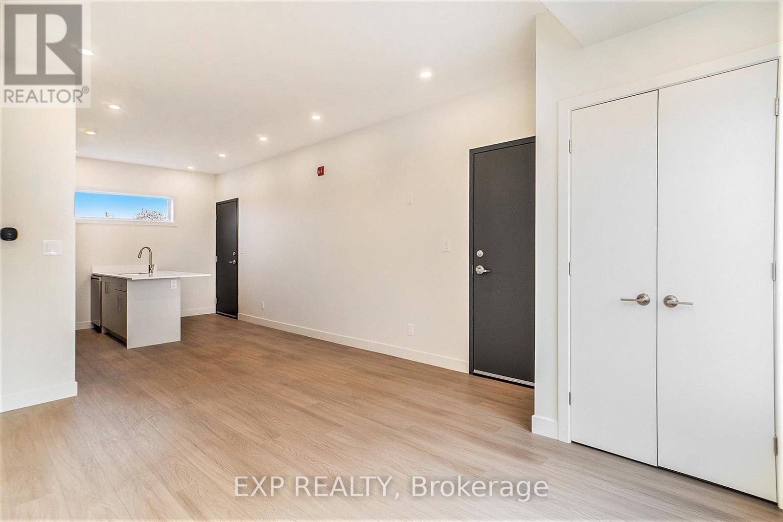 Unit # 7 - 158 Laval Street N, Ottawa, Ontario  K1L 7Z4 - Photo 3 - X12216034