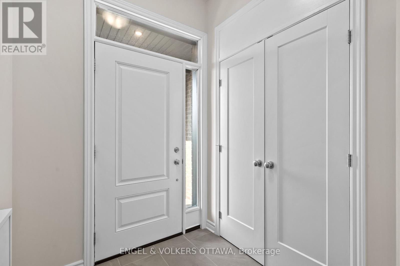 523 Manhattan Court, Russell, Ontario  K4R 0G1 - Photo 5 - X12215981