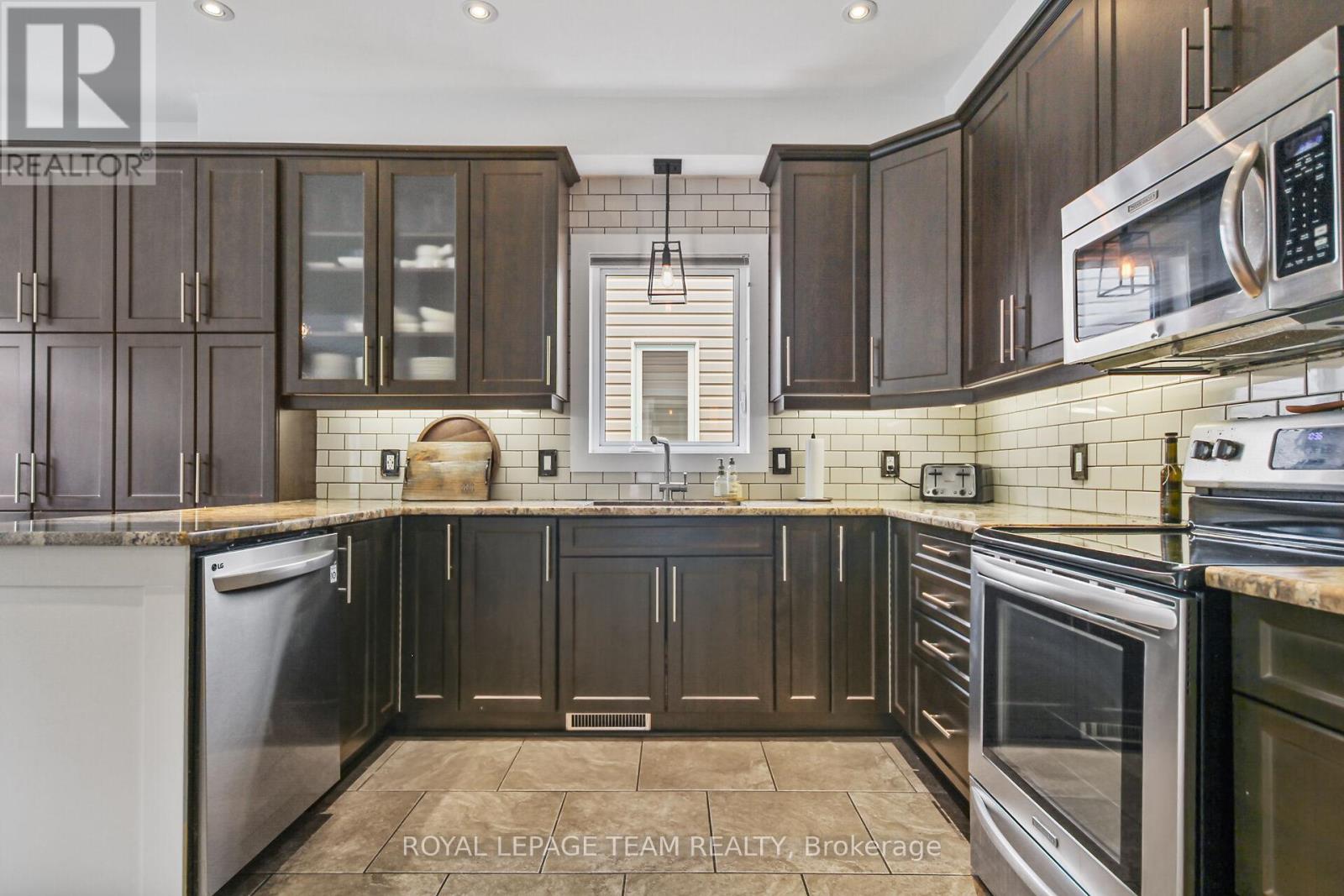 124 Versilia Drive, Ottawa, Ontario  K2G 7E2 - Photo 12 - X12216173