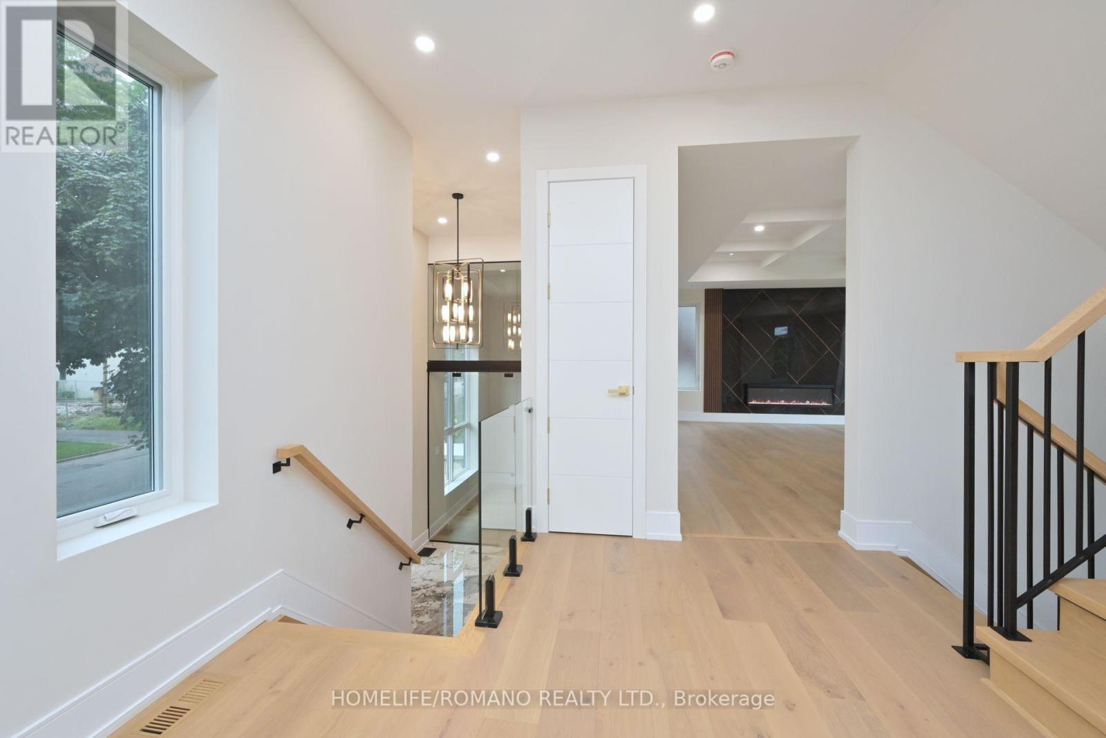 19 King High Avenue, Toronto (Clanton Park), Ontario  M3H 3A8 - Photo 7 - C12216051