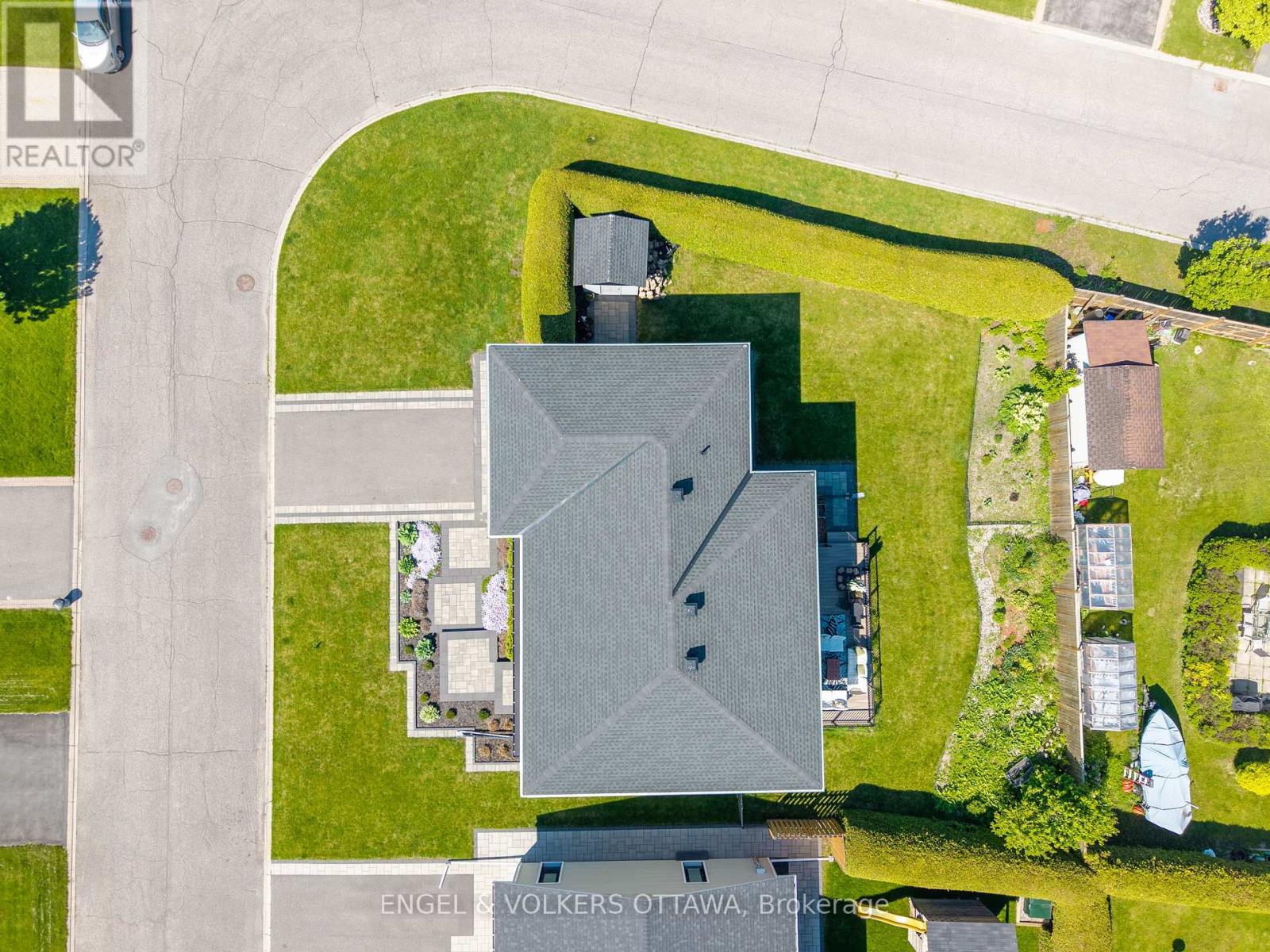 Property at 8 ROSELAWN COURT image 2