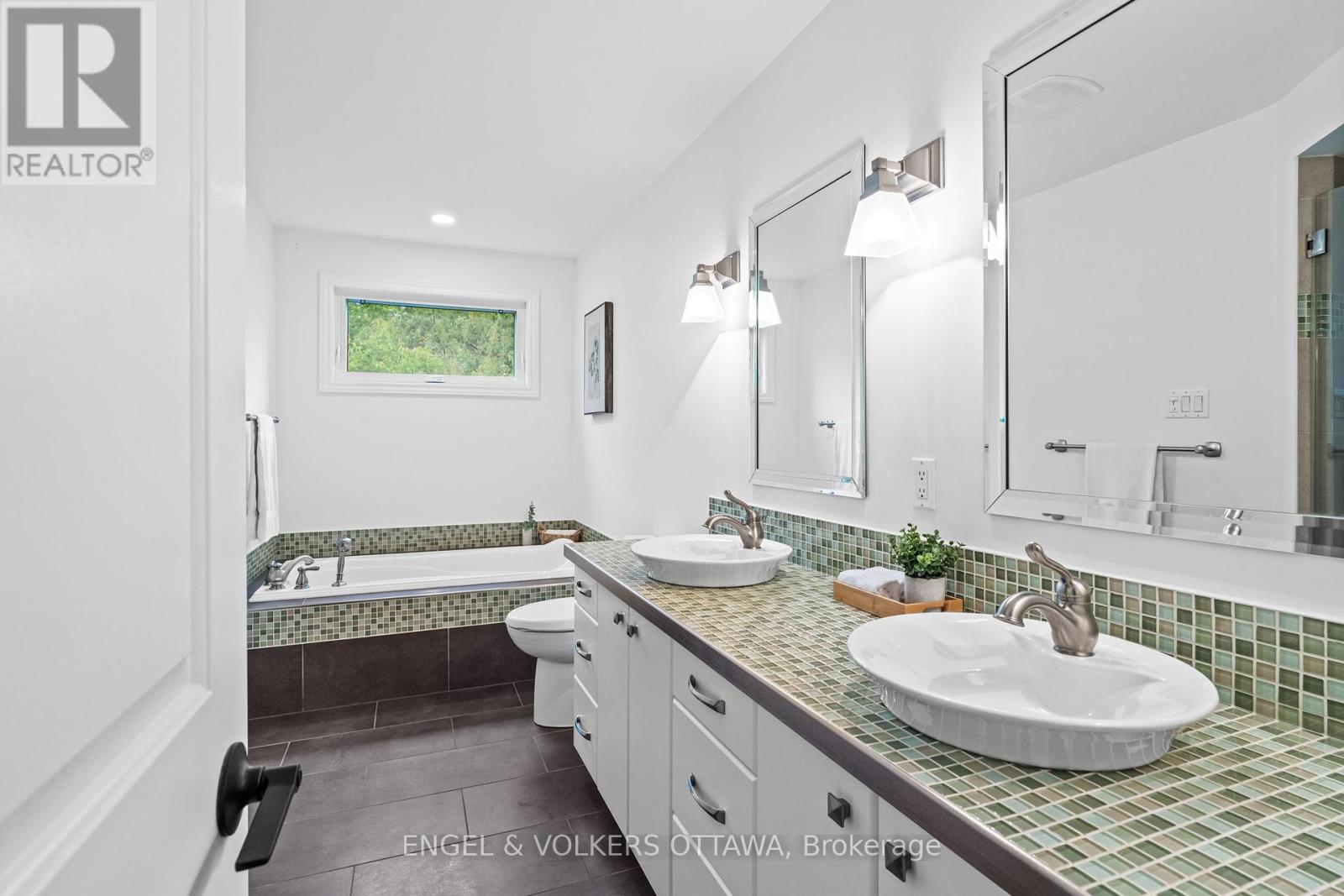 12 Hackett Street, Ottawa, Ontario  K1V 0P8 - Photo 19 - X12216424