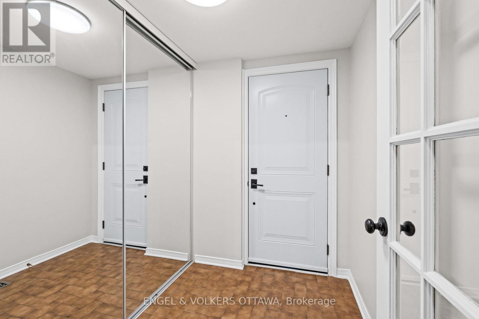 12 Hackett Street, Ottawa, Ontario  K1V 0P8 - Photo 2 - X12216424