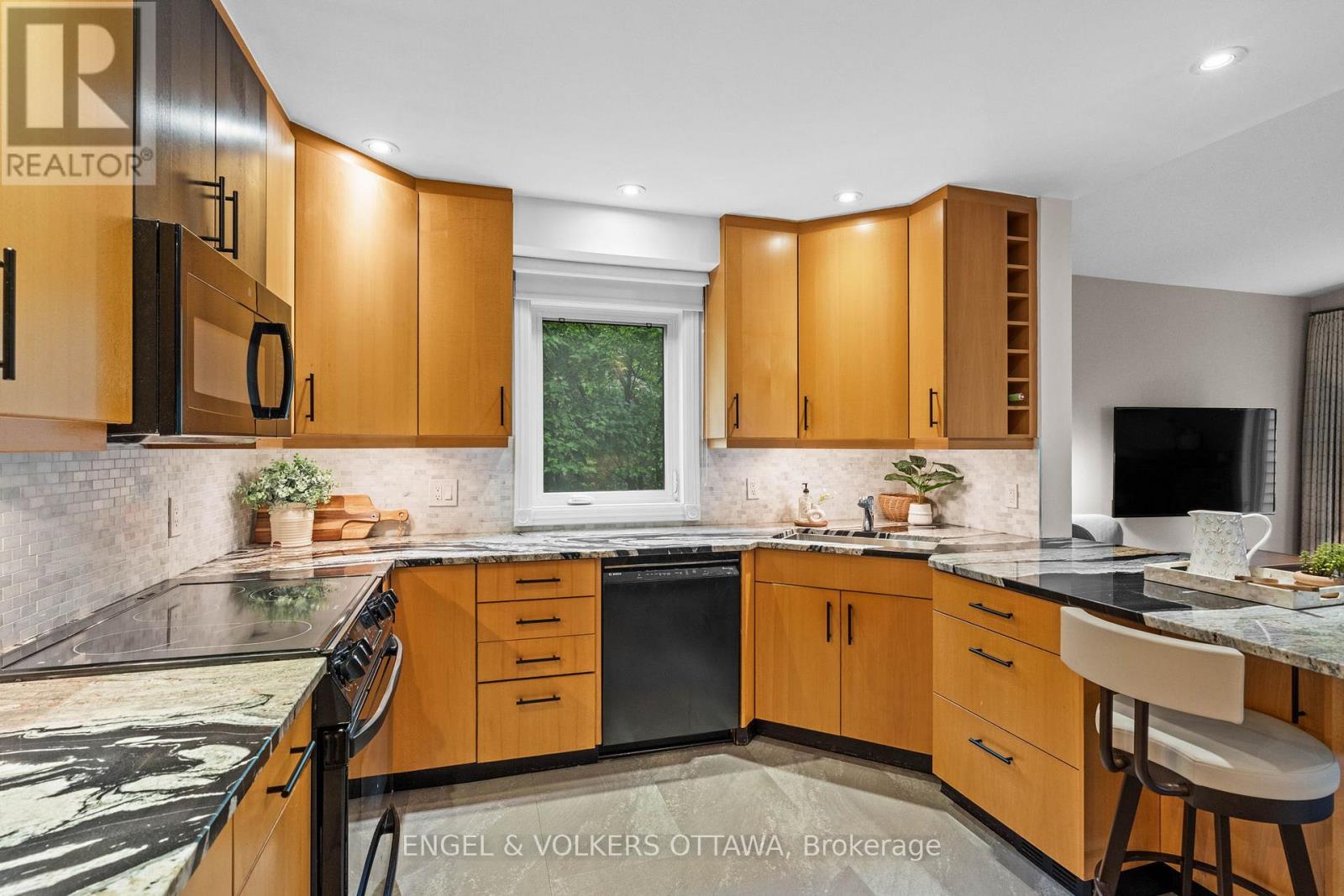 12 Hackett Street, Ottawa, Ontario  K1V 0P8 - Photo 8 - X12216424