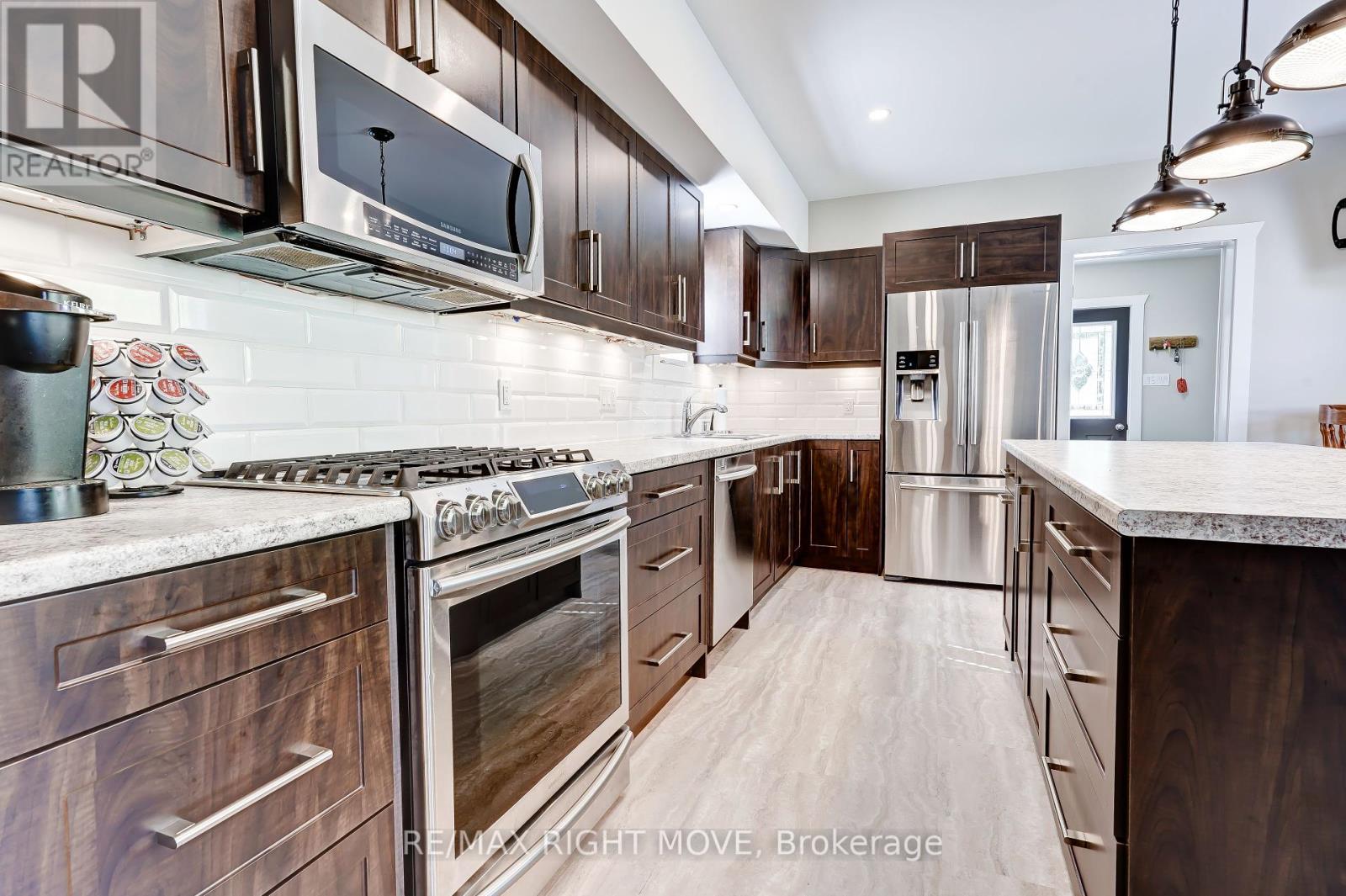 209 Atherley Road, Orillia, Ontario  L3V 1N6 - Photo 5 - S12216039