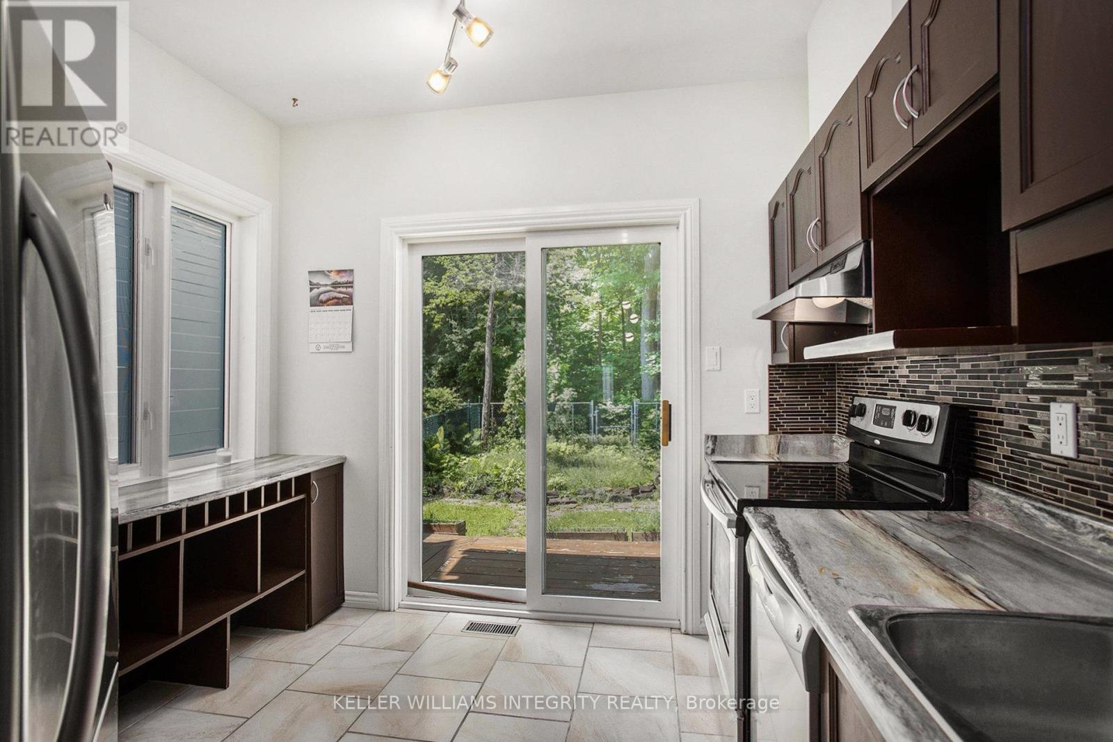 1286 Silvestri Crescent, Ottawa, Ontario  K1J 1E5 - Photo 10 - X12216494