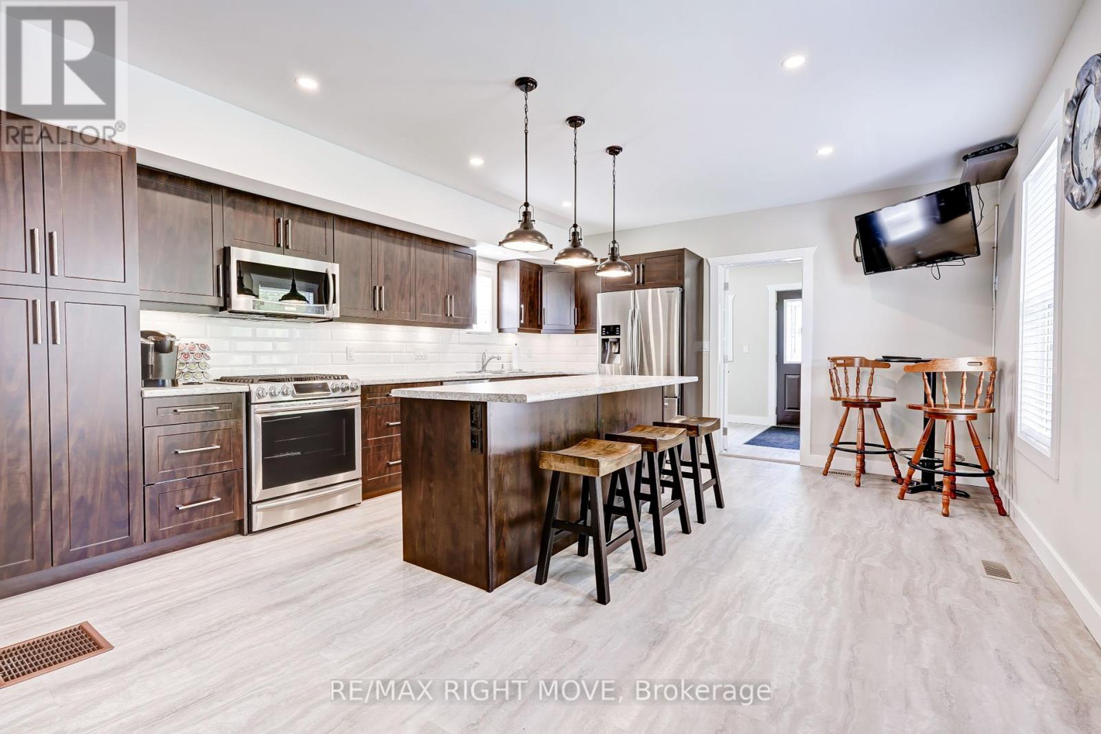 209 Atherley Road, Orillia, Ontario  L3V 1N6 - Photo 3 - S12216039