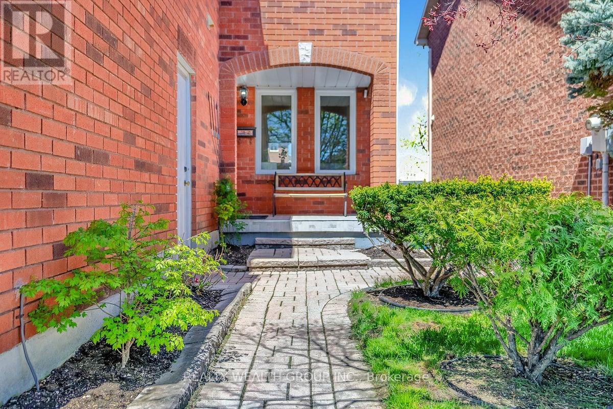1077 Windsor Hill Boulevard, Mississauga, Ontario  L5V 1P4 - Photo 3 - W12215698