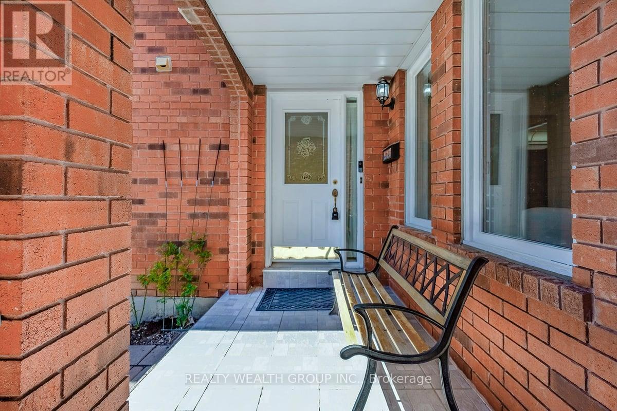 1077 Windsor Hill Boulevard, Mississauga, Ontario  L5V 1P4 - Photo 2 - W12215698
