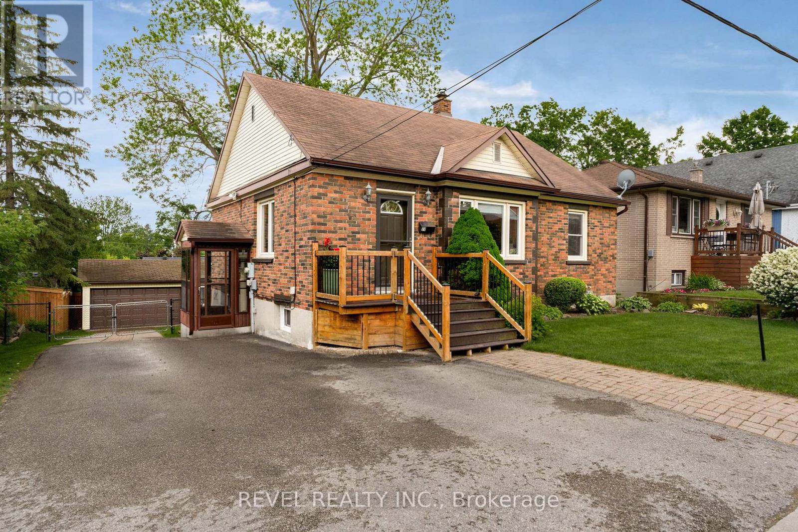 11 North Street, Barrie (Wellington), Ontario  L4M 2S1 - Photo 2 - S12215990