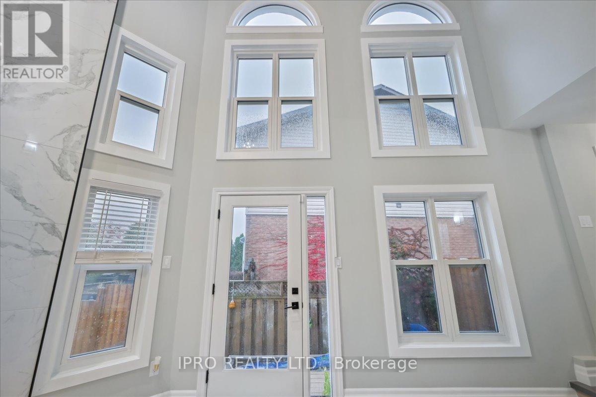 2153 Marc Lane, Burlington, Ontario  L7M 3W6 - Photo 9 - W12215937