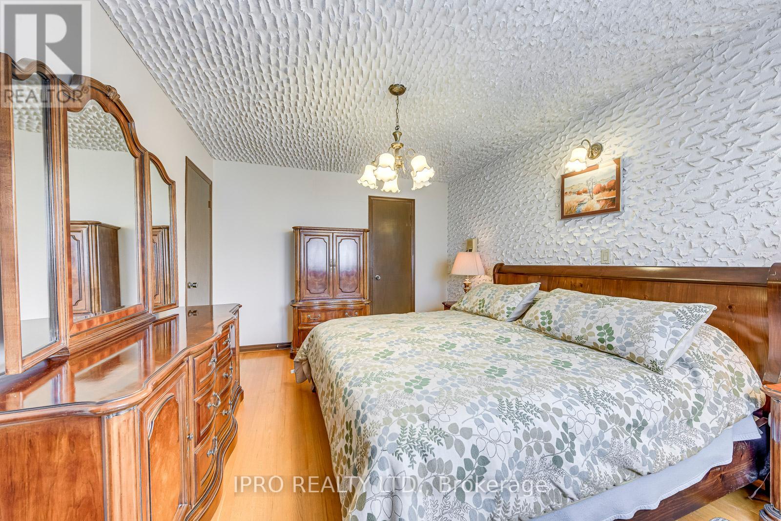 724 Eversley Drive, Mississauga, Ontario  L5A 2C9 - Photo 21 - W12215959