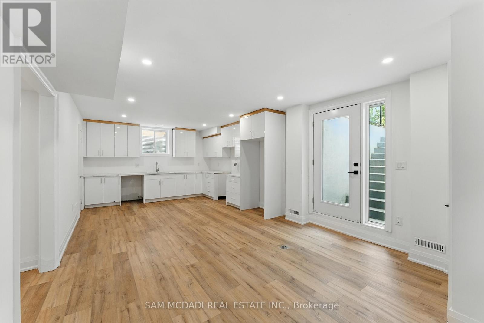 1037 Meredith Avenue, Mississauga, Ontario  L5E 2C6 - Photo 36 - W12191005