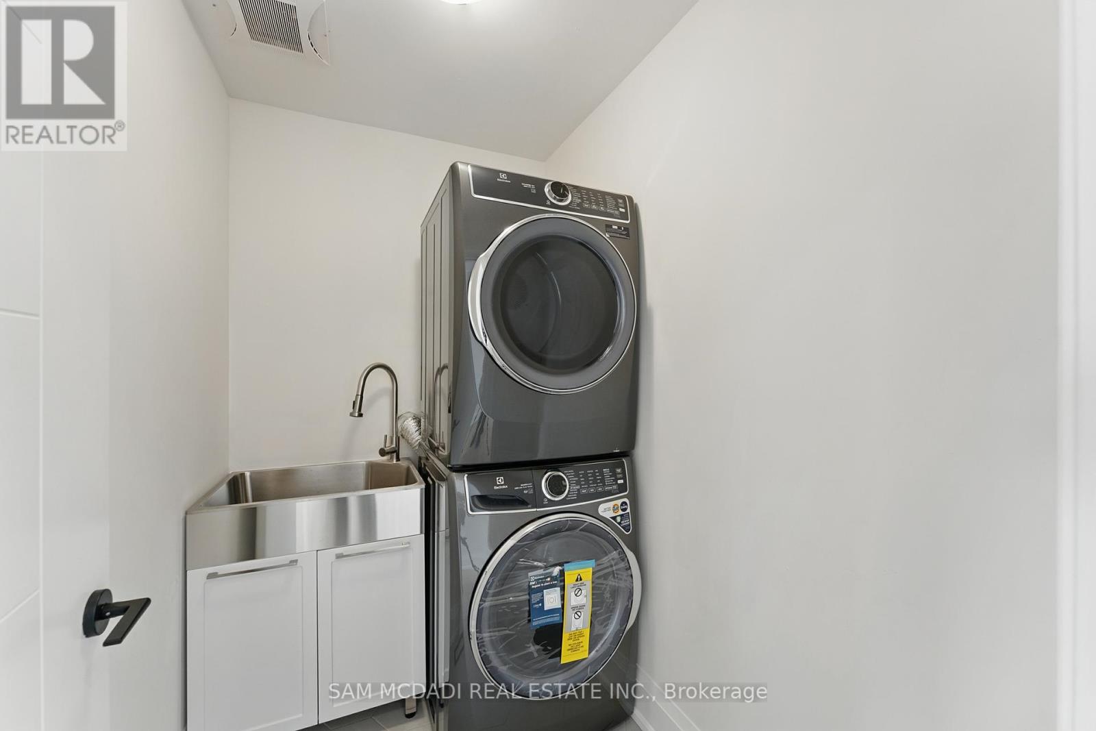 1037 Meredith Avenue, Mississauga, Ontario  L5E 2C6 - Photo 33 - W12191005