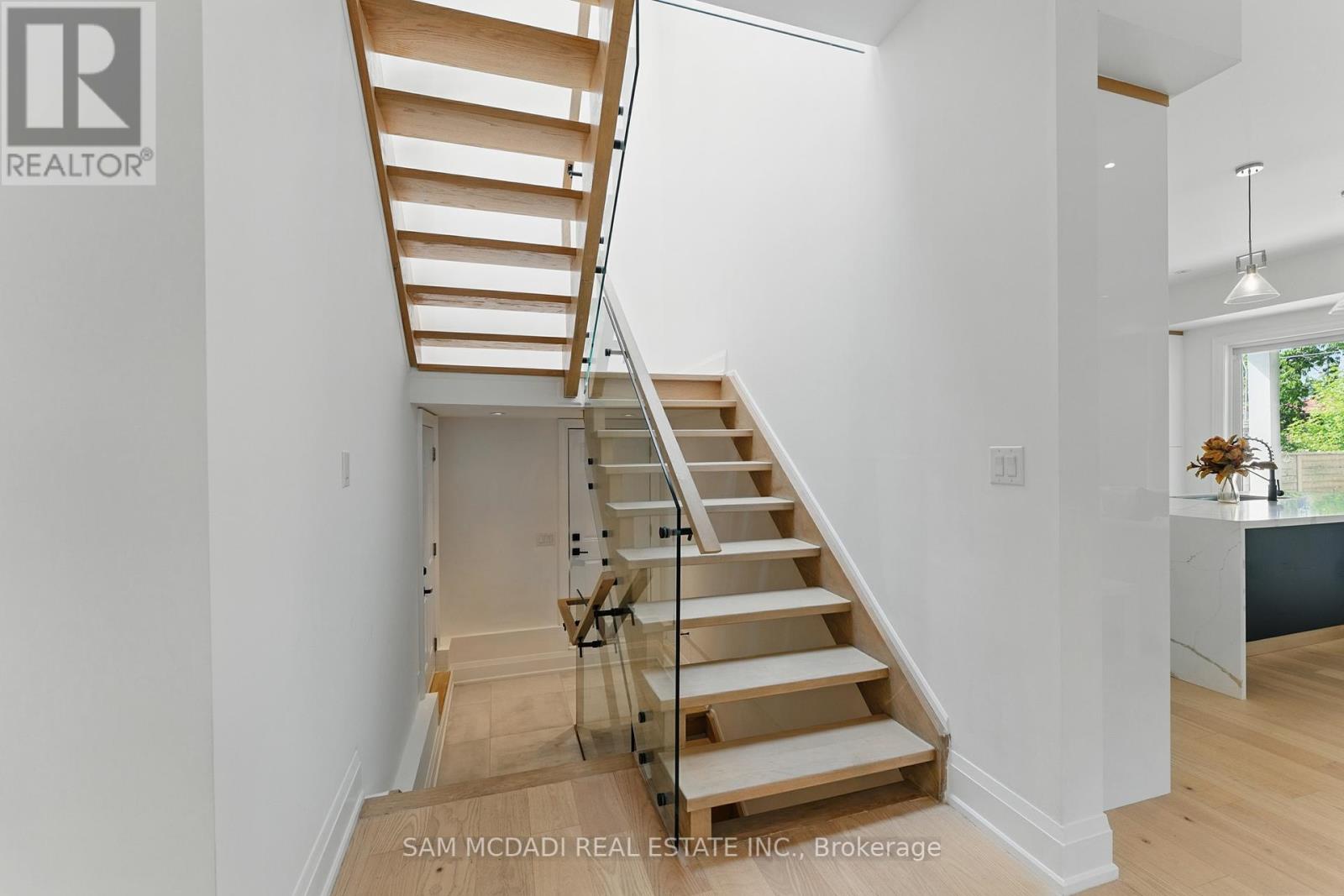 1037 Meredith Avenue, Mississauga, Ontario  L5E 2C6 - Photo 17 - W12191005