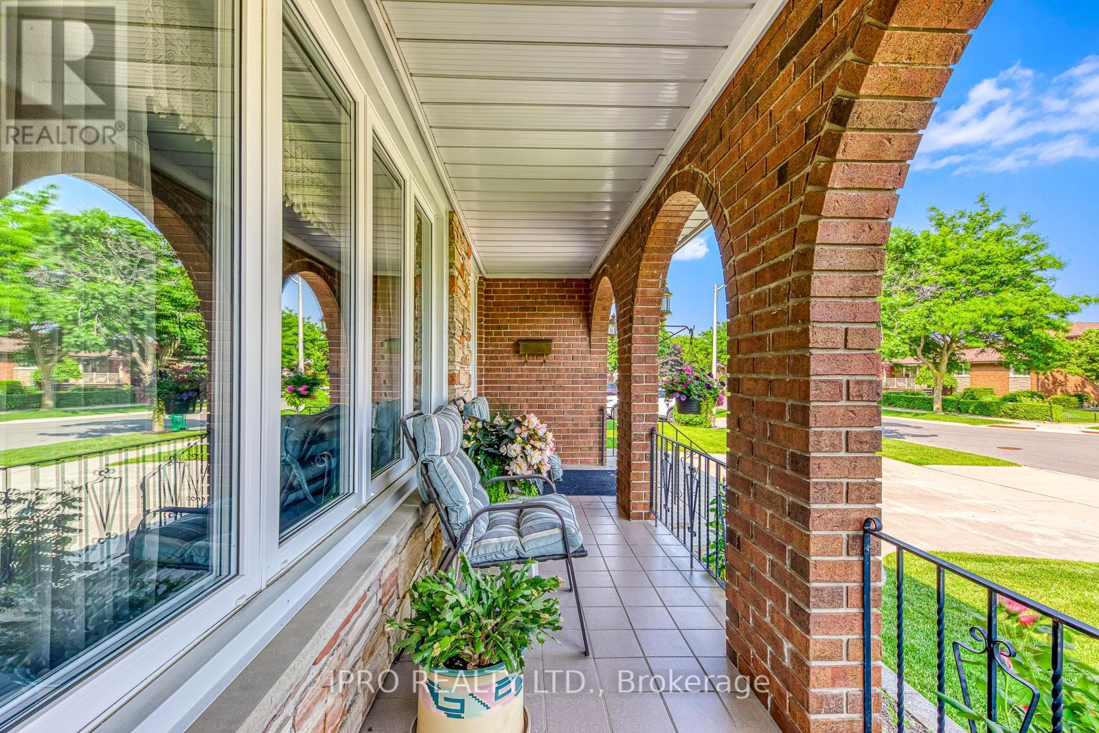 724 Eversley Drive, Mississauga, Ontario  L5A 2C9 - Photo 5 - W12215959